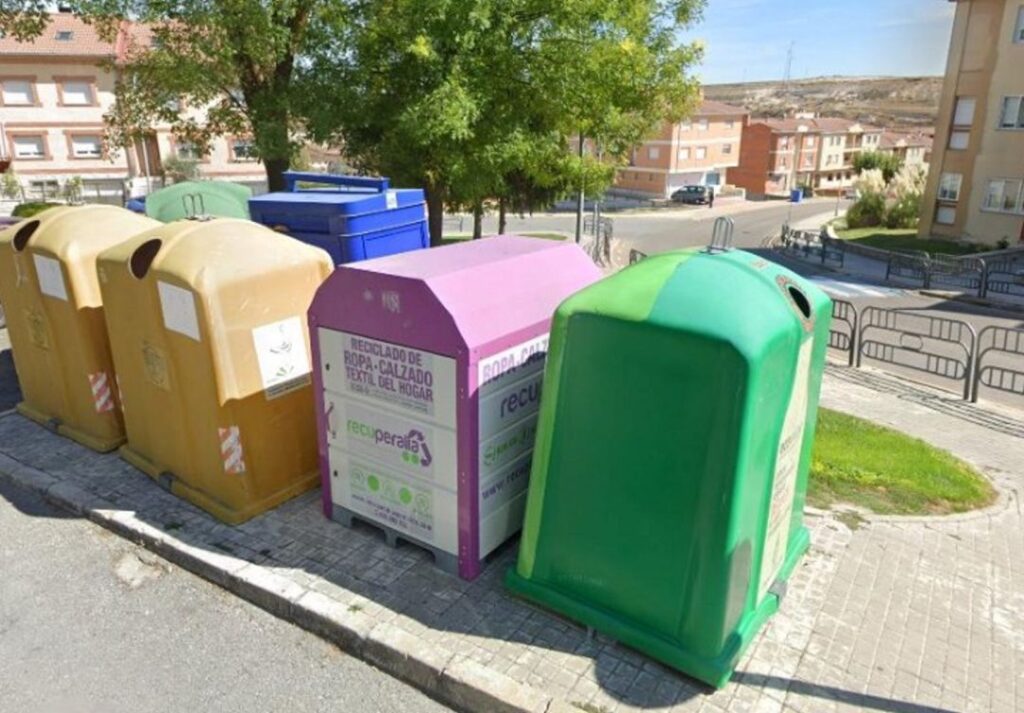 Donar ropa en Segovia: todos los contenedores de ropa usada y los puntos de recogida. 1 contenedor ropa apadefim