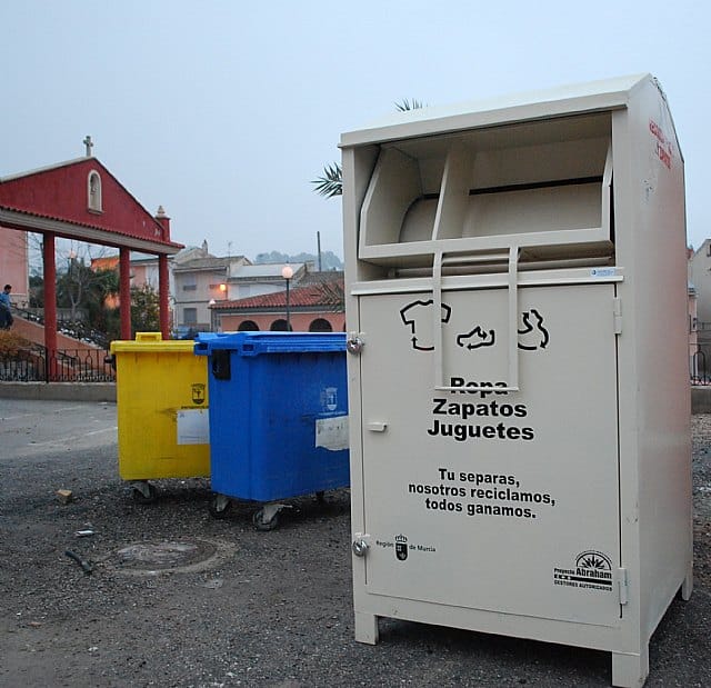 Donar ropa en Pamplona: 3 manera diferentes de conseguirlo 3 contenedor de ropa de la comunidad de navarra en pamplona para el reciclaje de la ropa.