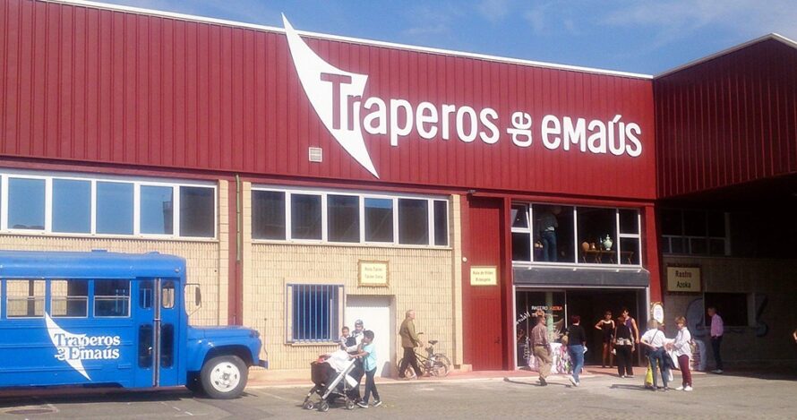 Donar ropa en Pamplona: 3 manera diferentes de conseguirlo 1 donar ropa en pamplona: trapero de emaus. Servicio de recogida a domicilio de ropa.