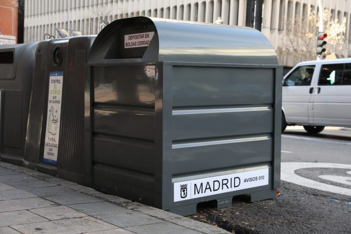 Imagen de un contenedor de ropa oficial por el ayuntamiento de madrid