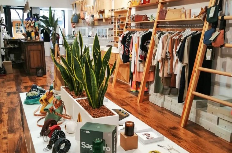 Imagen de una de las tiendas de "arropados" presentes en Zaragoza, la ropa que aquí se vende procede de la recogida de ropa procedente de los contenedores.