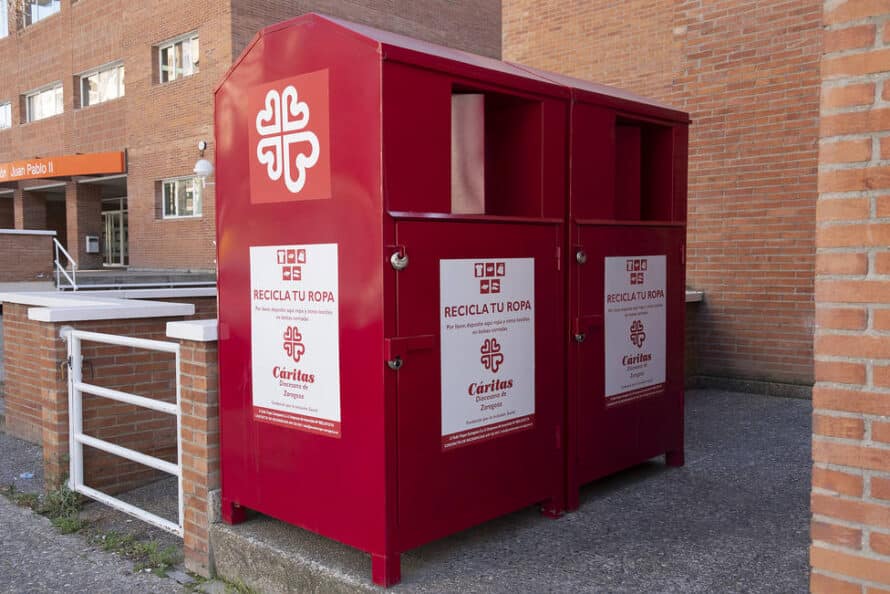 Imagen de un contenedor de metal de Cáritas en Zaragoza de color rojo. Cáritas actúa con el nombre de A Todo Trapo en zaragoza.